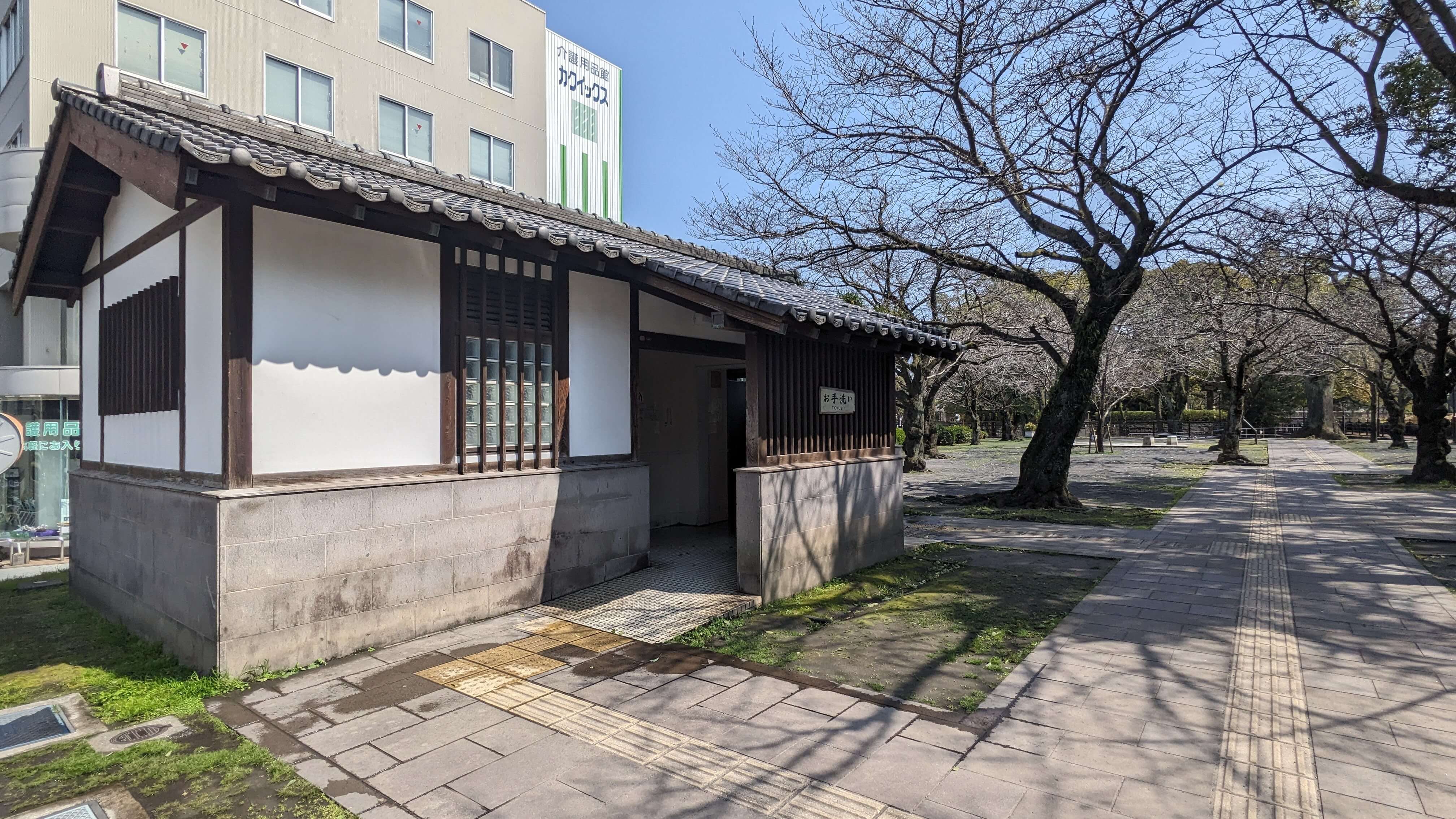 甲突川左岸緑地トイレ