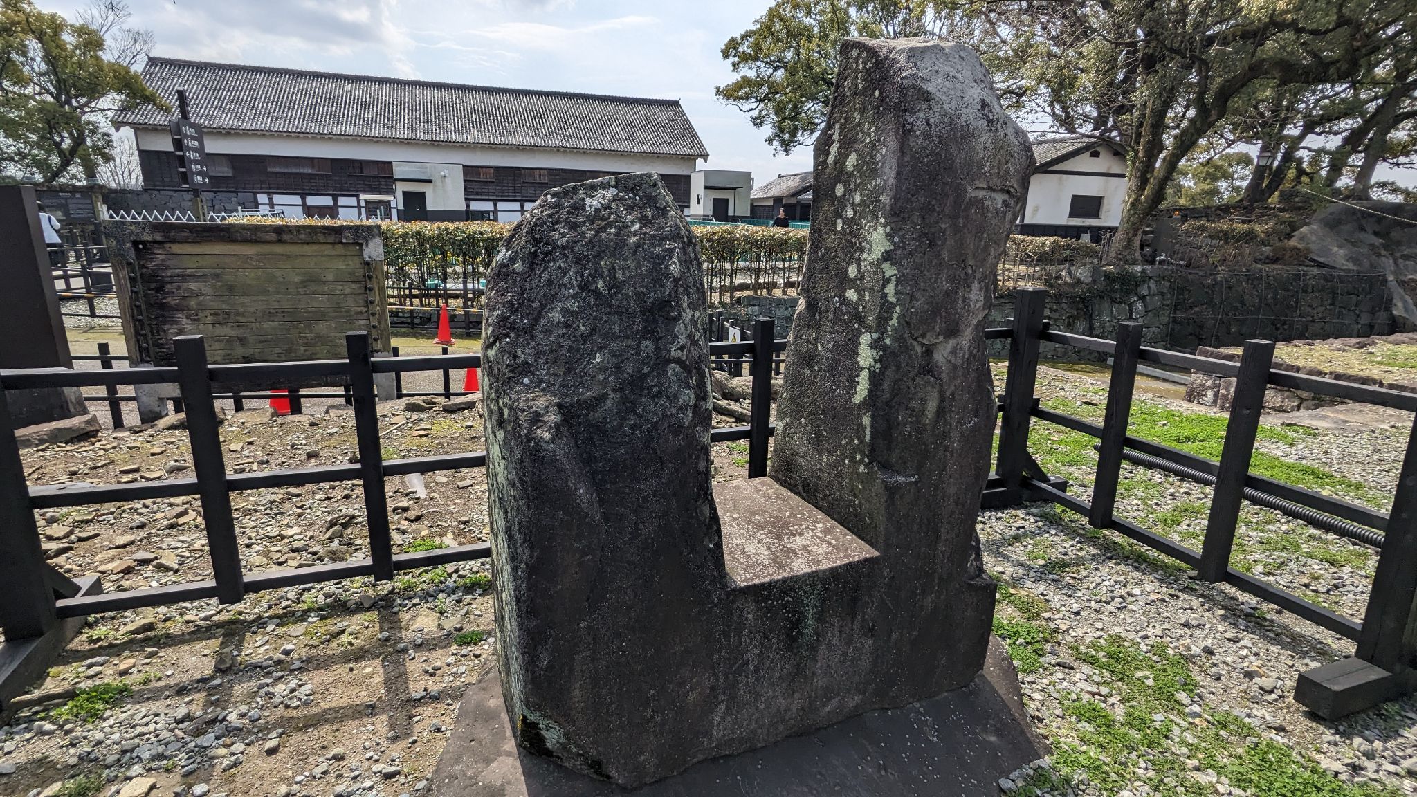 横手五郎の首掛石 1