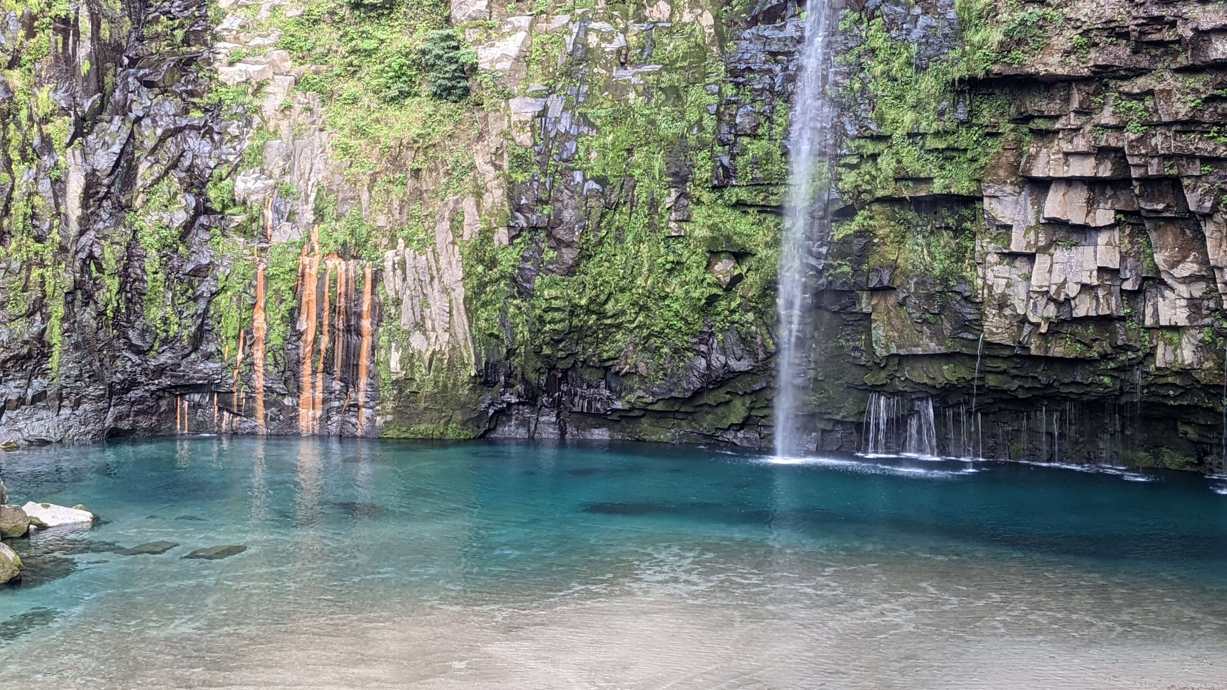 小川の滝