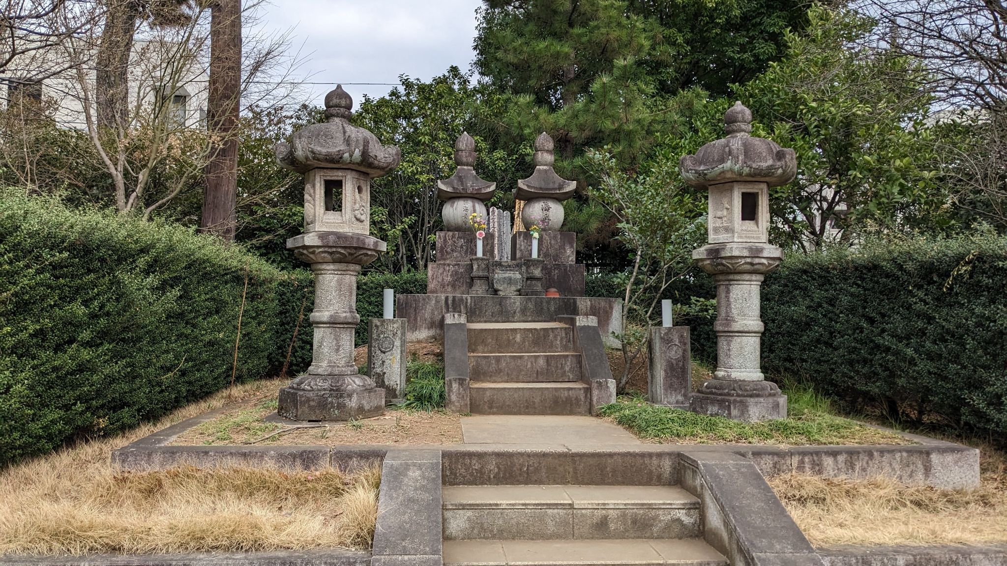 勝海舟夫妻の墓