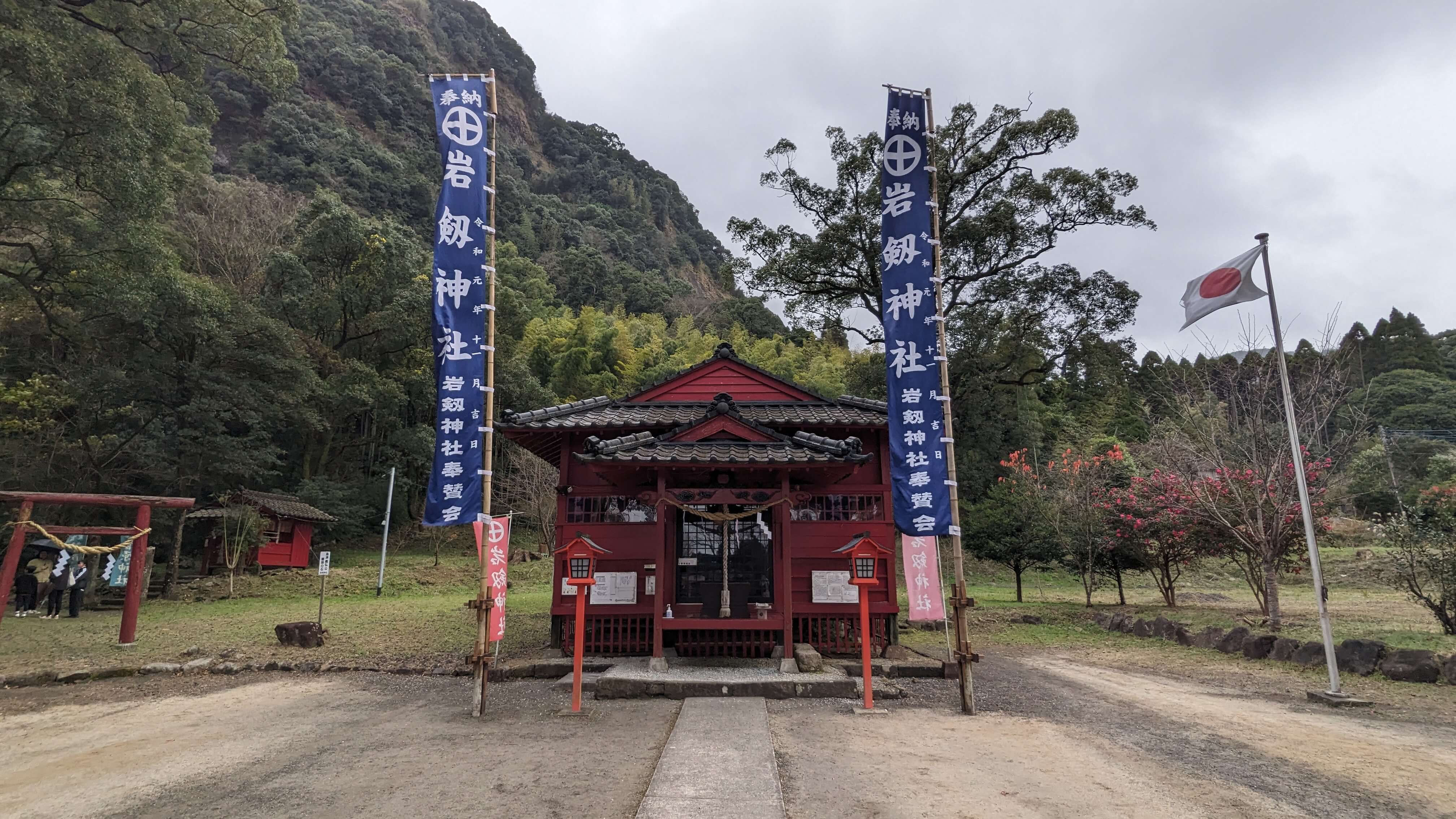 【岩剣城跡】神社と城跡を巡る旅｜岩剣城跡登山とフォンタナの丘かもう