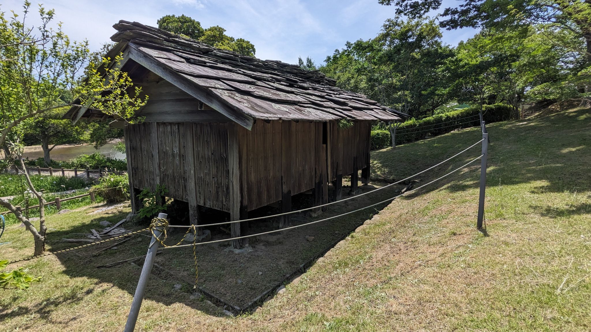 高床式平柱小屋 サムネイル 2