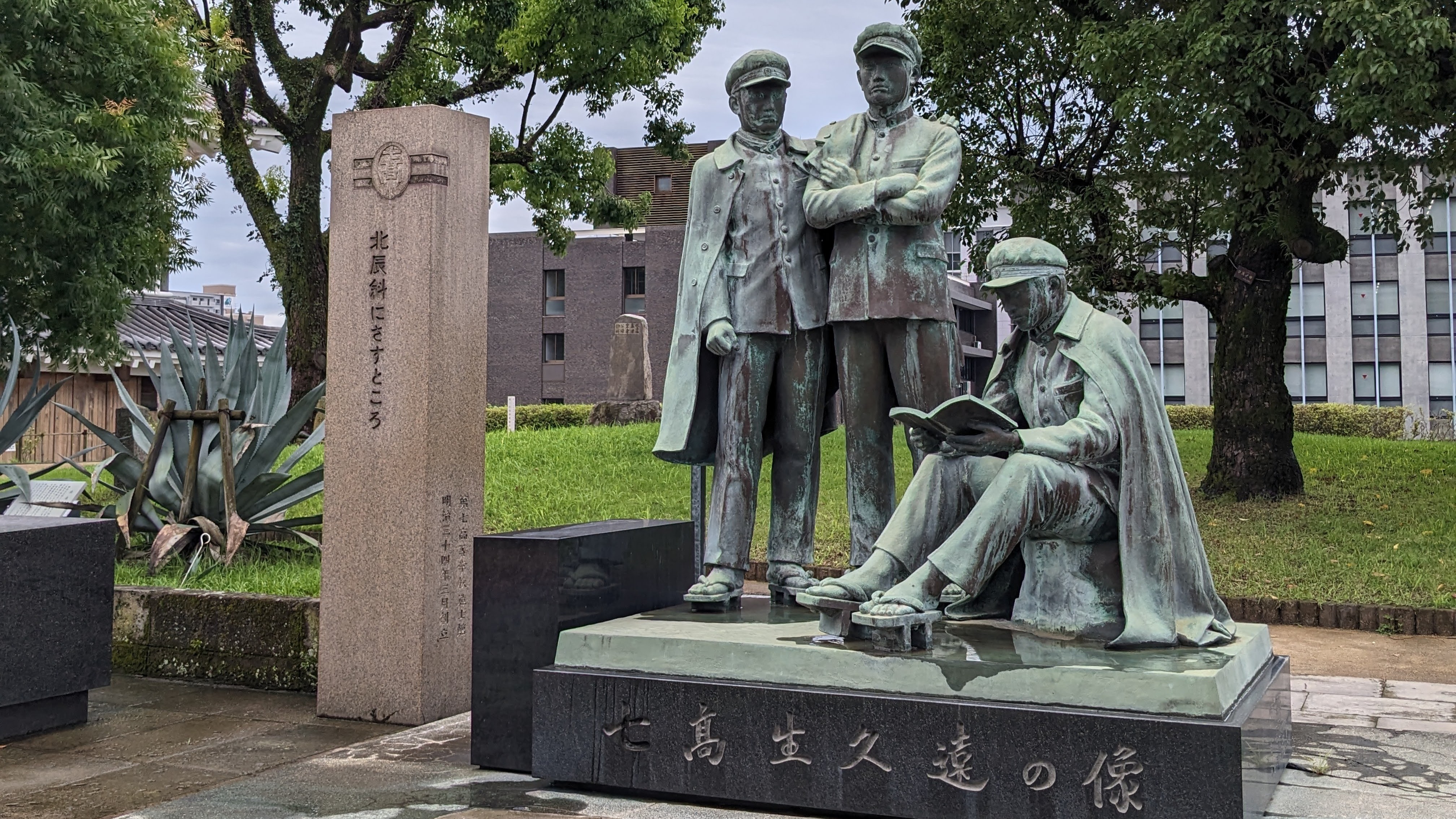 七高生久遠の像