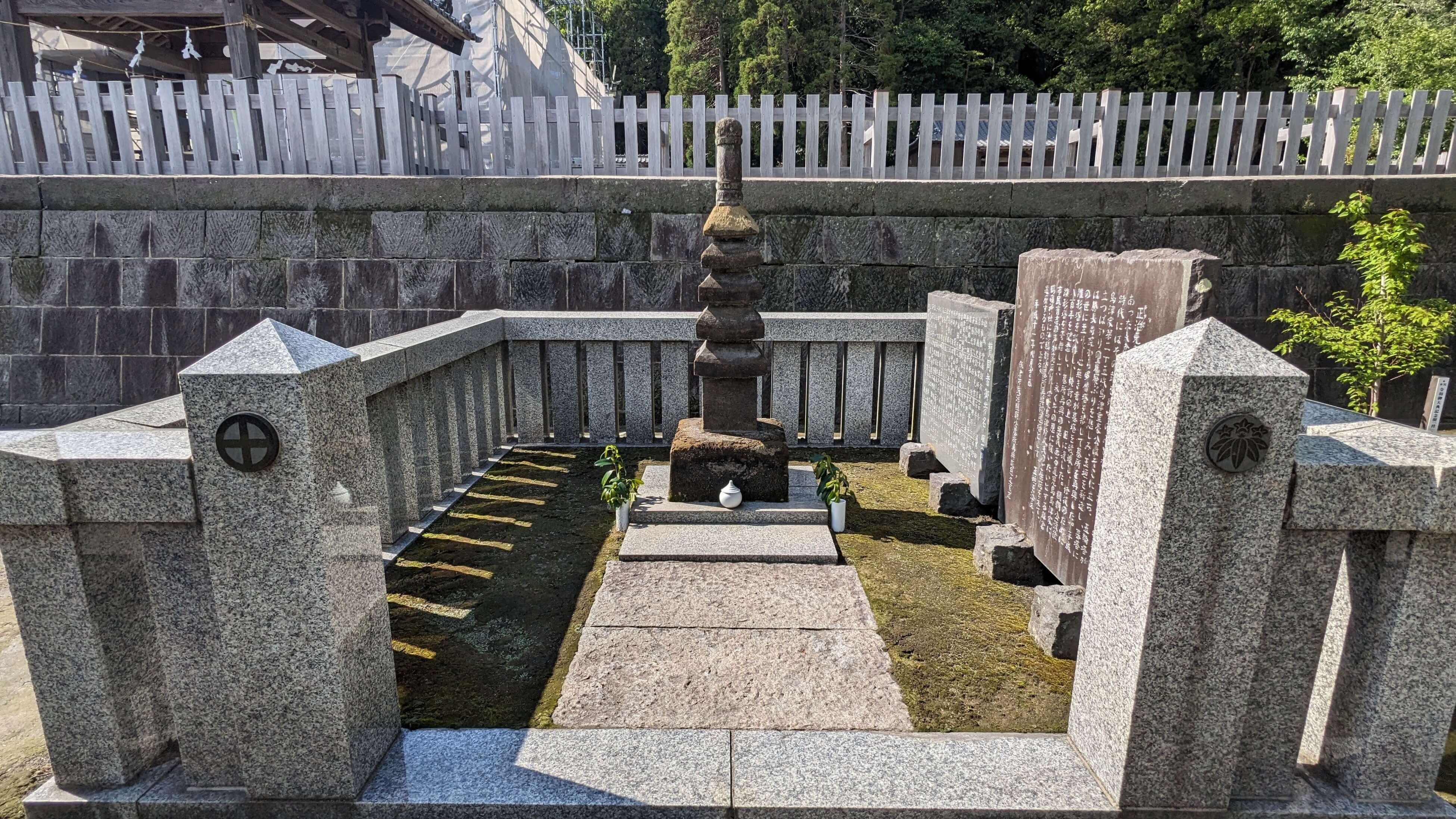 源頼朝公御石塔