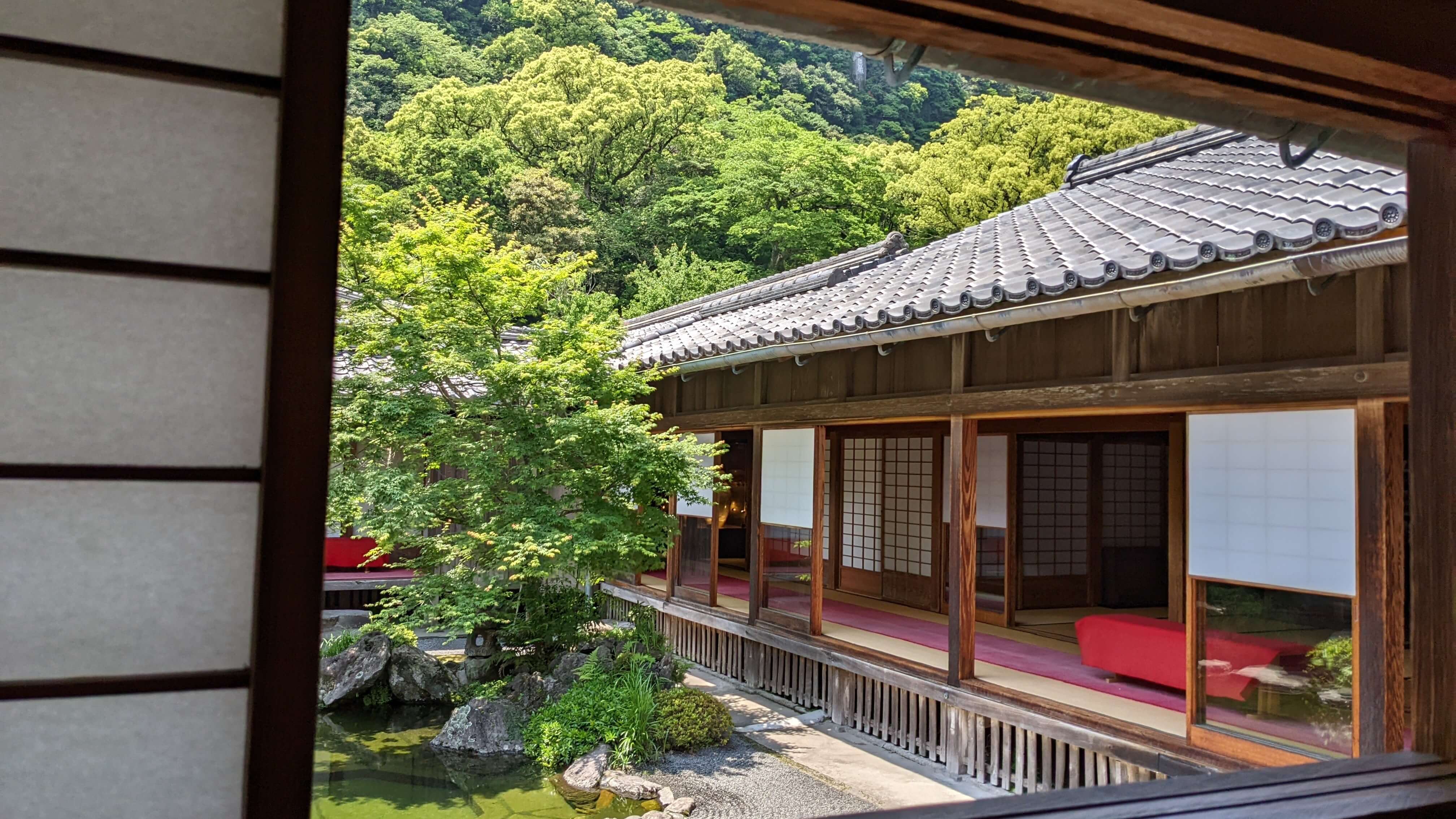 【仙巌園で伝統文化体験】小袖五衣の着付・四半的・川辺仏壇の彫金風鈴と金箔押しに挑戦！