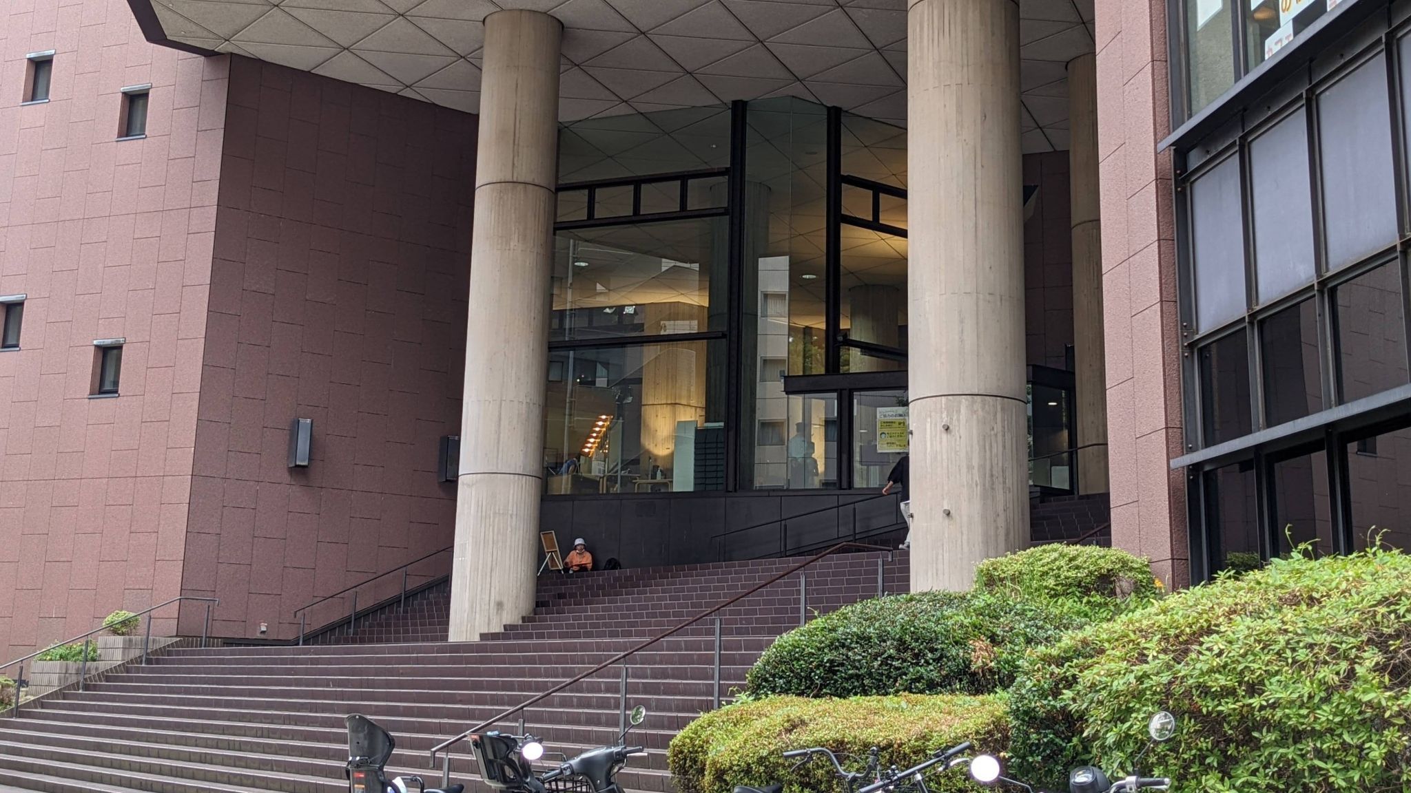 【横浜市中央図書館】野毛町にある知の拠点、横浜市中央図書館を訪ねる旅日記