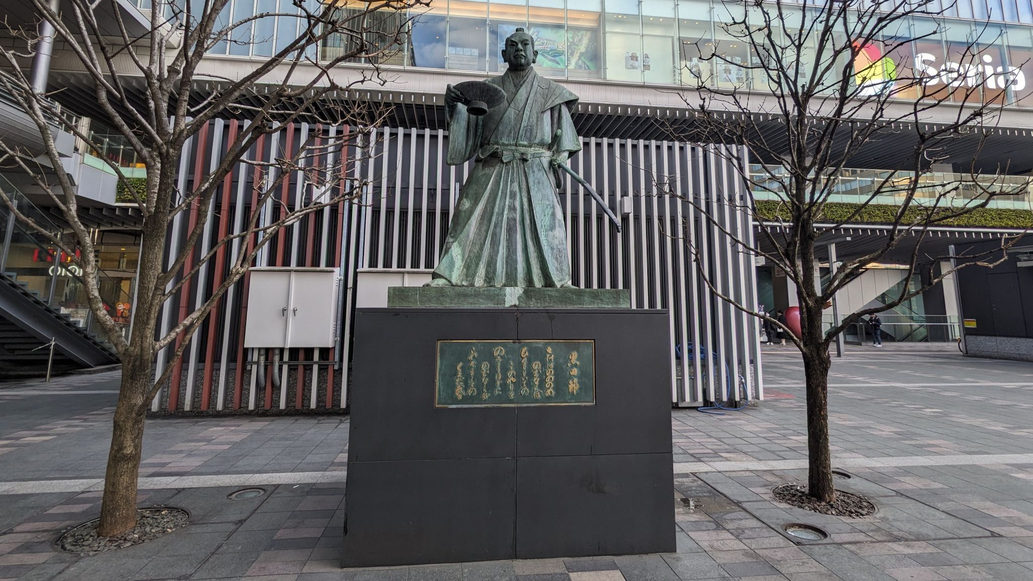 【黒田節ゆかりの銅像】博多駅前で出会う歴史の一場面をめぐる旅日記