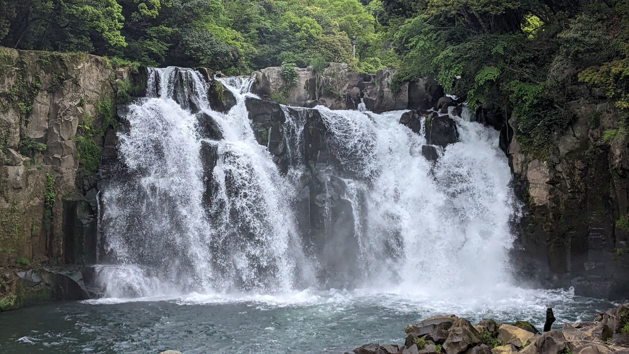 【関之尾滝】四季折々の表情を見せる宮崎の名瀑 ― 都城の自然が育む雄大な眺め