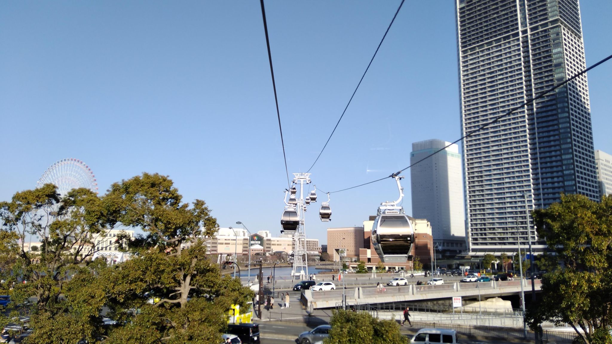 【横浜赤レンガ倉庫】YOKOHAMA AIR CABINから海辺のピアまで、みなとみらいをめぐる散歩