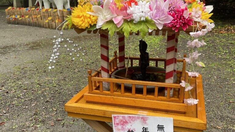 仏さまに甘茶をかける サムネイル 2